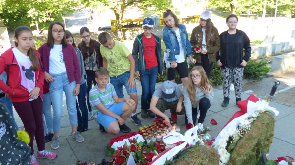 Zapalamy bialo czerwone znicze- wilenska Rossa grob matki Jozefa Pilsudskiego Marii i serce Jozefa Pilsudskiego.JPG